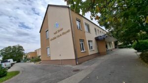 A felújított Petőfi Sándor Művelődési Ház és Könyvtár épülete kívülről, új homlokzattal