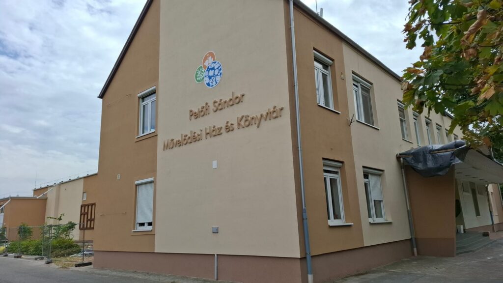A Petőfi Sándor Művelődési Ház és Könyvtár megújult homlokzata felirattal és logóval
