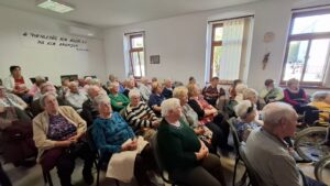 A klub termében ülő idősek közönsége az Operett Délutánon